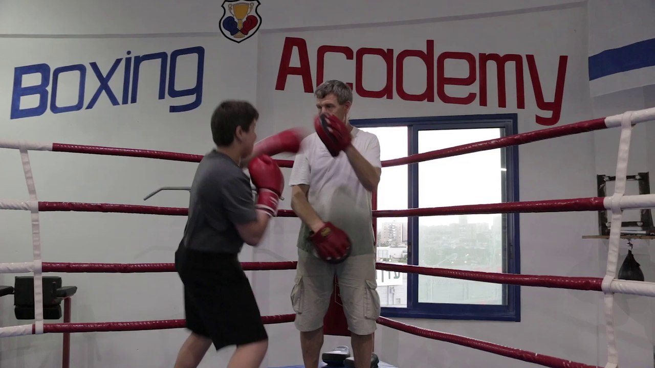 אימון אישי באיגרוף של שי עם מאמן אנדריי סניגור באקדמיה לאיגרוף