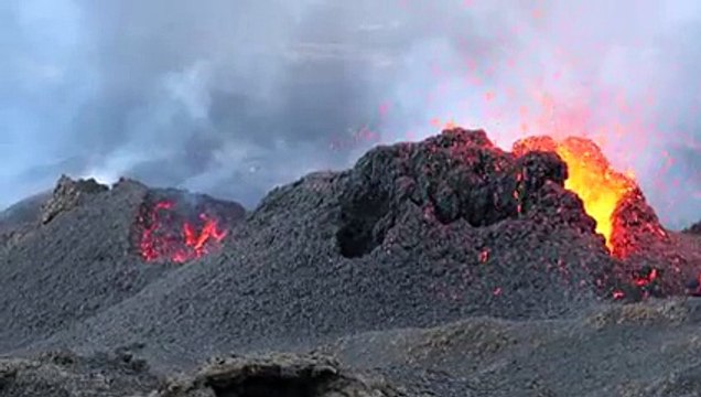 Le volcan le Piton de la Fournaise en éruption