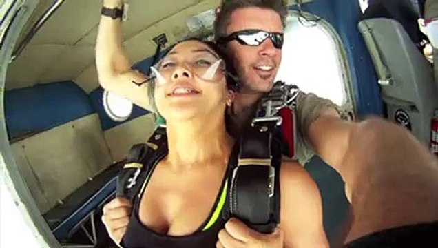 Grosse frayeur pour ces parachutistes frôlés par un avion !