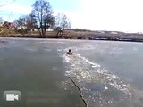 Il sauve son chien piégé au milieu d'une rivière gelée