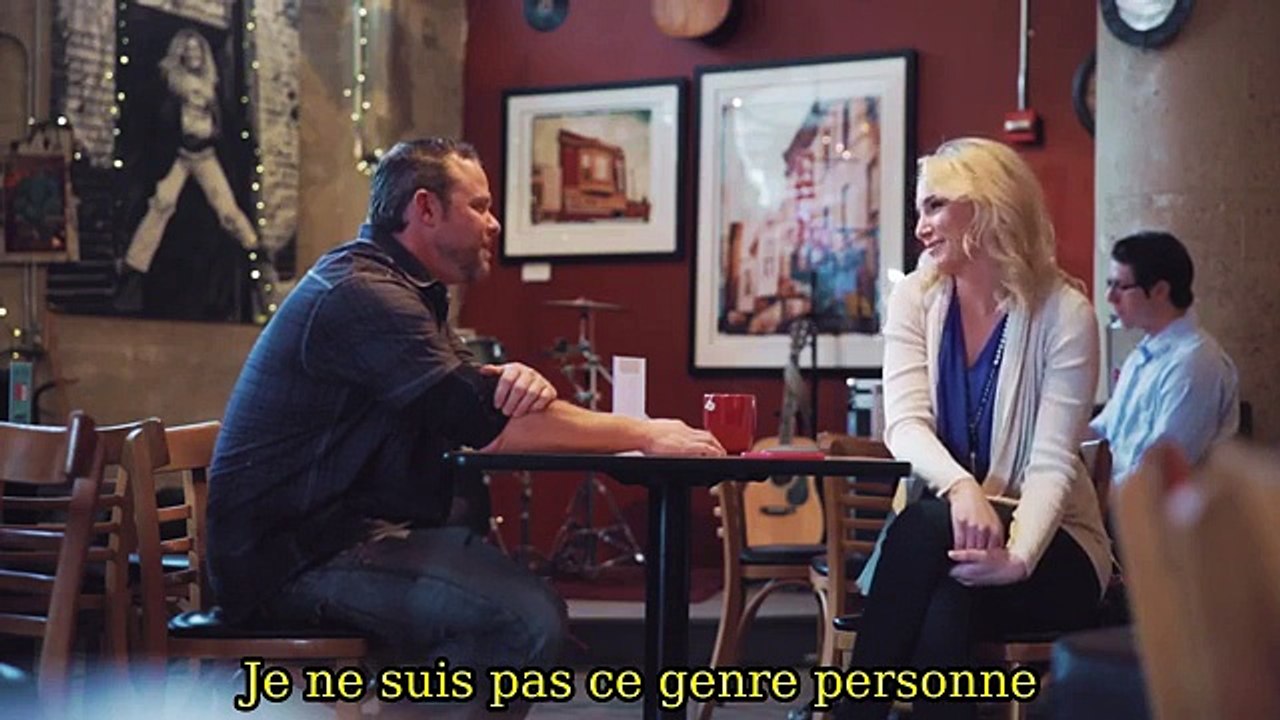 Quand une jolie blonde piège des hommes au volant de sa Ford Mustang
