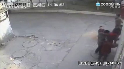Un enfant balance un pétard, c´est l´explosion massive