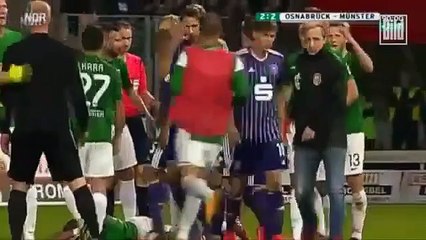 Sahaya girip futbolcuya saldırdı!