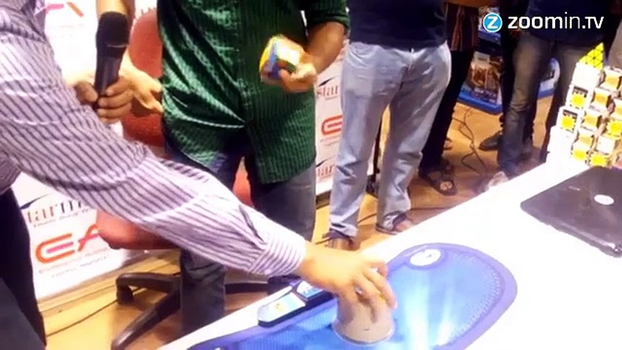 Rubik's cube, un record à une seule main