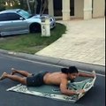 Il se déplace avec son tapis volant