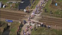 Paris-Roubaix : des coureurs forcent un passage à niveau alors qu’un TGV arrive