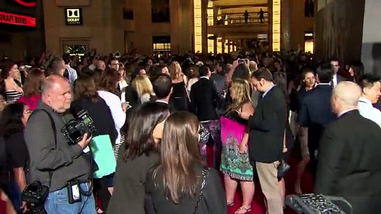 Exclu Vidéo : Scarlett Johansson, Robert Downey Jr, Chris Hemsworth... des héros à l'avant-première des "Avengers : l'Ère d'Ultron"