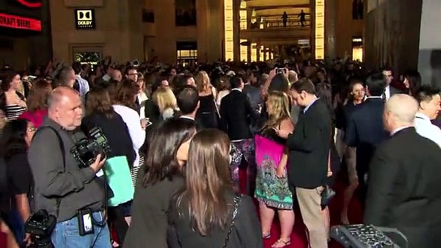 Exclu Vidéo : Scarlett Johansson, Robert Downey Jr, Chris Hemsworth... des héros à l'avant-première des Avengers : l'Ère d'Ultron