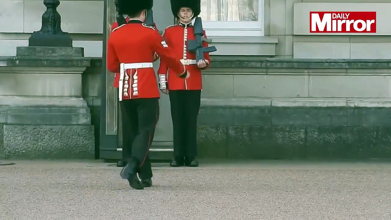 Oups ! Un soldat glisse pendant la relève de la garde à Buckingham Palace !