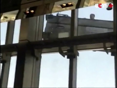 Suspendus au 91e étage, ces nettoyeurs de vitres ont dû avoir la peur de leur vie !