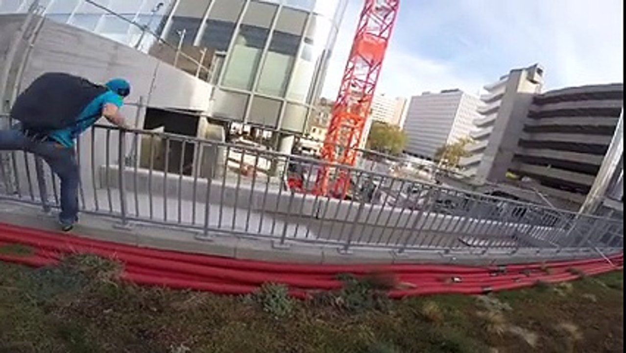 Ils font du base jump depuis la Tour Incity de...