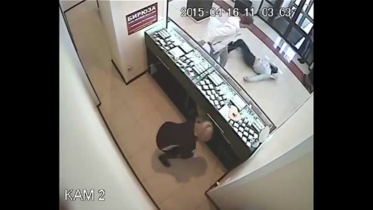 Un braqueur de bijouterie se fait corriger par un champion de Taekwondo