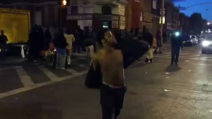 Emeutes à Baltimore : il proteste en dansant sur du Michael Jackson devant la police