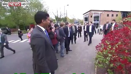 Il perd son pantalon au moment de prendre un selfie avec le vice-Premier ministre britannique