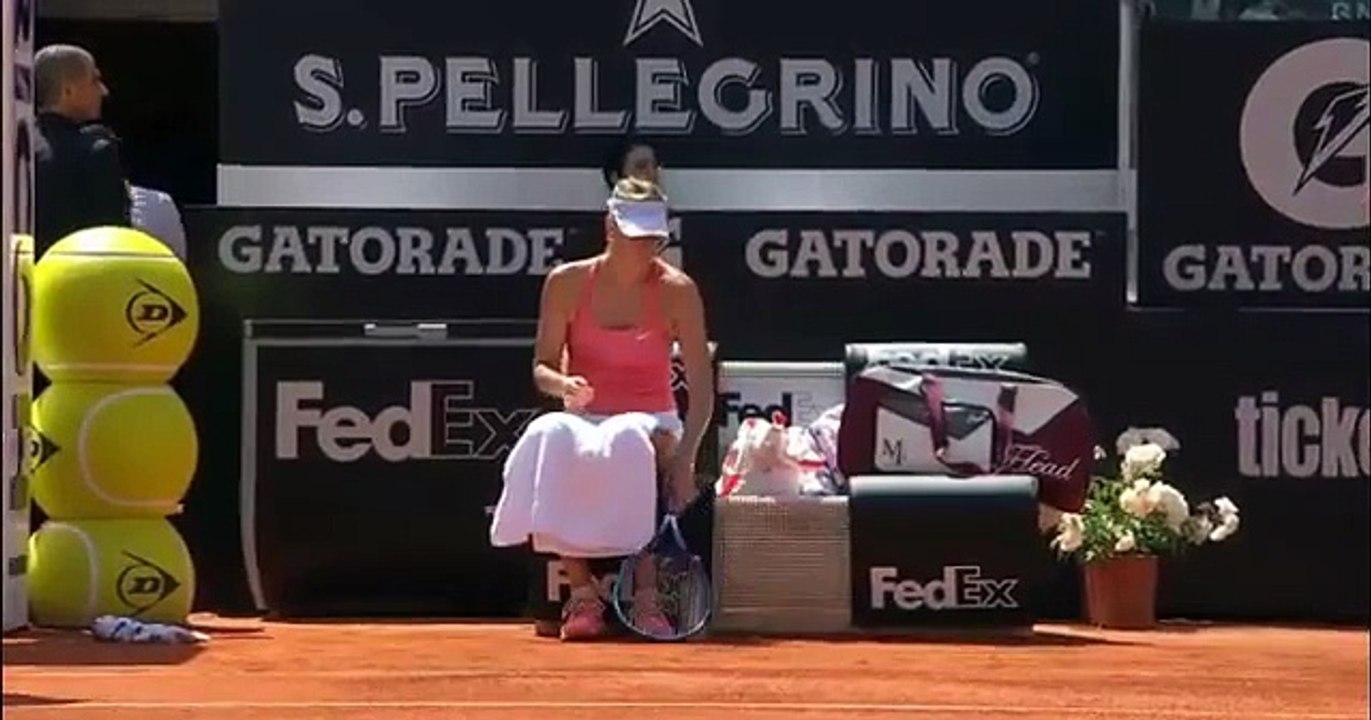 Un ramasseur de balles chute derrière Maria Sharapova