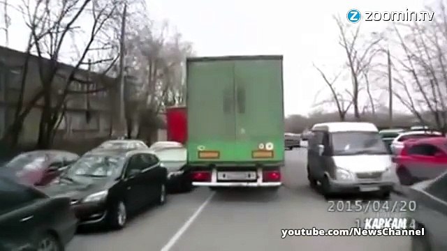 Camion accroche voiture... Coups de klaxon et dégâts !