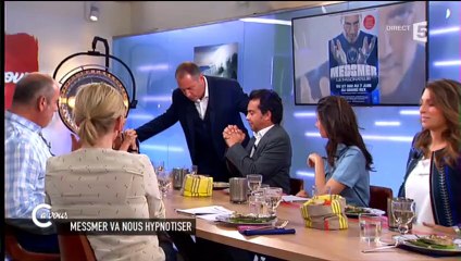 C à vous : Patrick Cohen hypnotisé par Messmer en direct