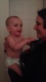 L'hilarante réaction d'un bébé qui découvre pour la première fois la jumelle de sa mère