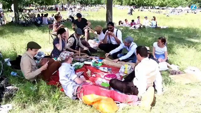 Bérets et baguettes : quand Paris se la joue rétro