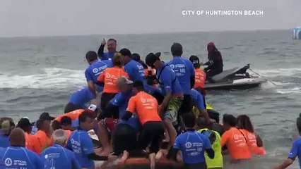Record du monde : 66 personnes sur une planche de surf !