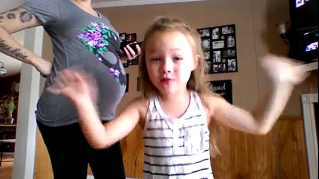 Une maman enceinte et sa fille font une chorégraphie amusante pour fêter l'arrivée du bébé