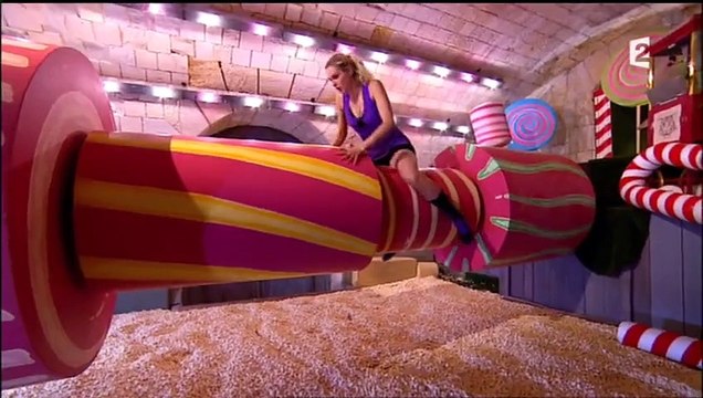 Camille Lou sexy dans l'épreuve des cylindres de Fort Boyard