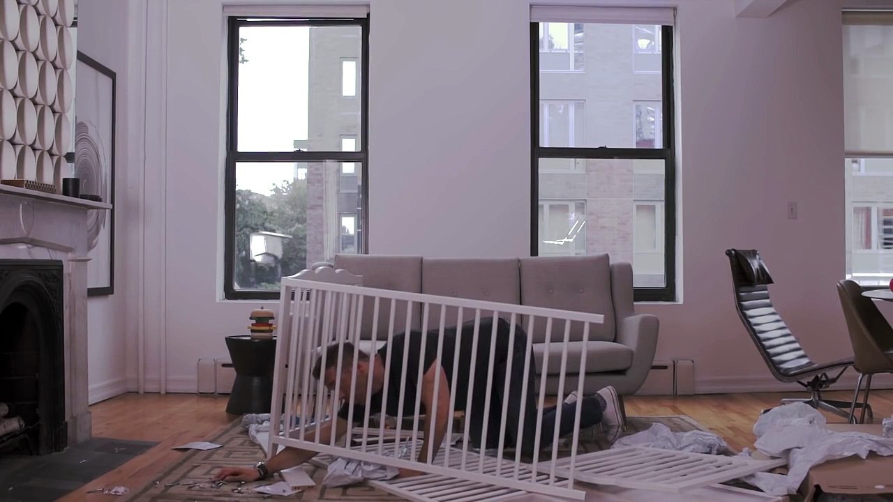 Ryan Reynolds tente de monter un lit pour bébé IKEA