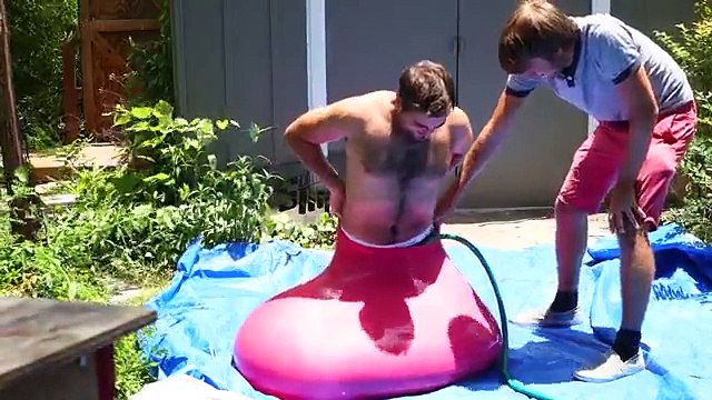 Slow motion : il s'introduit dans un énorme ballon d'eau et le fait exploser !