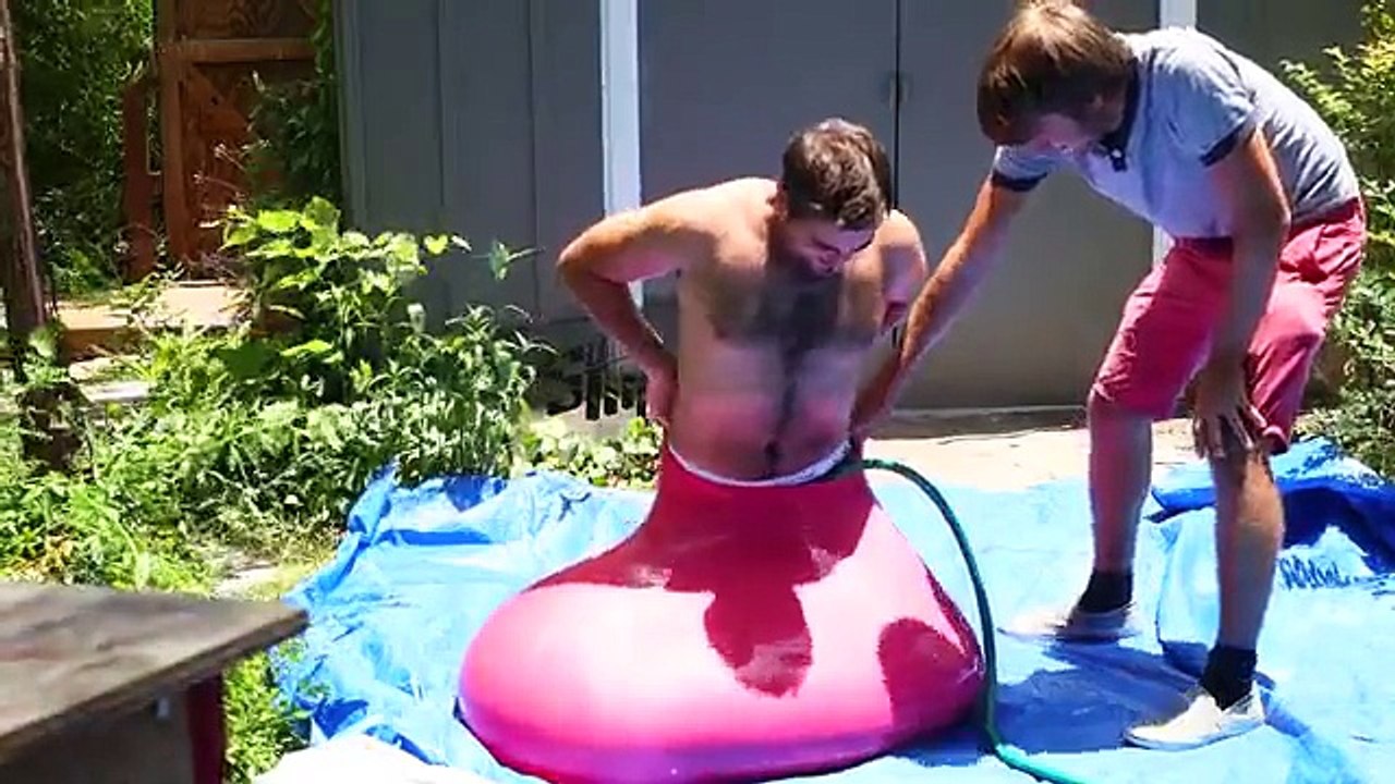 Slow motion : il s'introduit dans un énorme ballon d'eau et le fait exploser !