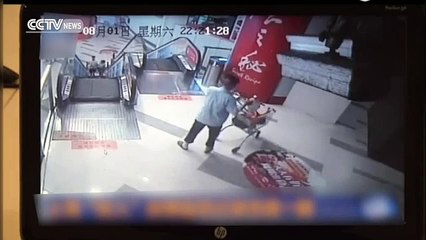 Chine : il se fait broyer le pied par un escalator
