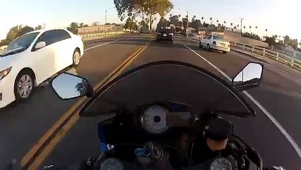 Un Motard très Téméraire passe ce Carrefour au Rouge
