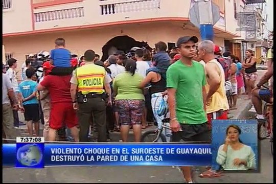 Menor pudo morir aplastado al chocar camión y auto contra su casa