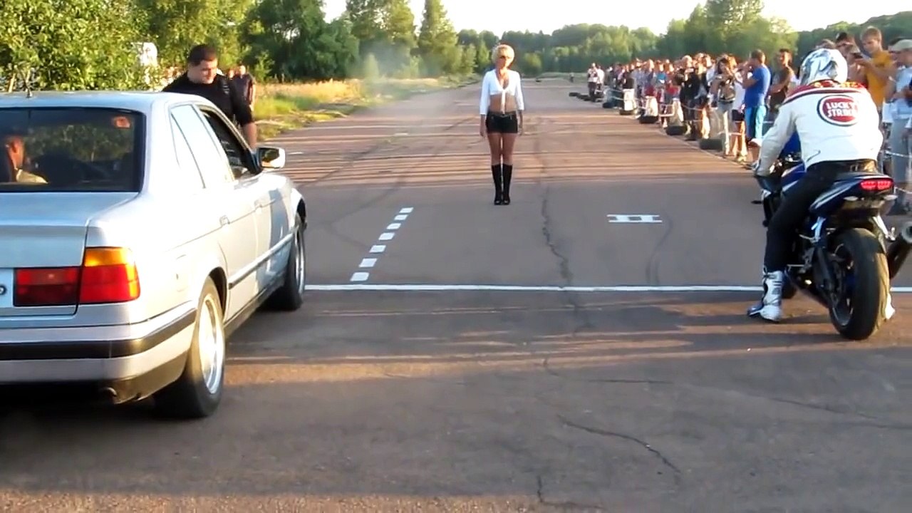 Départ arrêté entre une BMW et une moto FAIL !