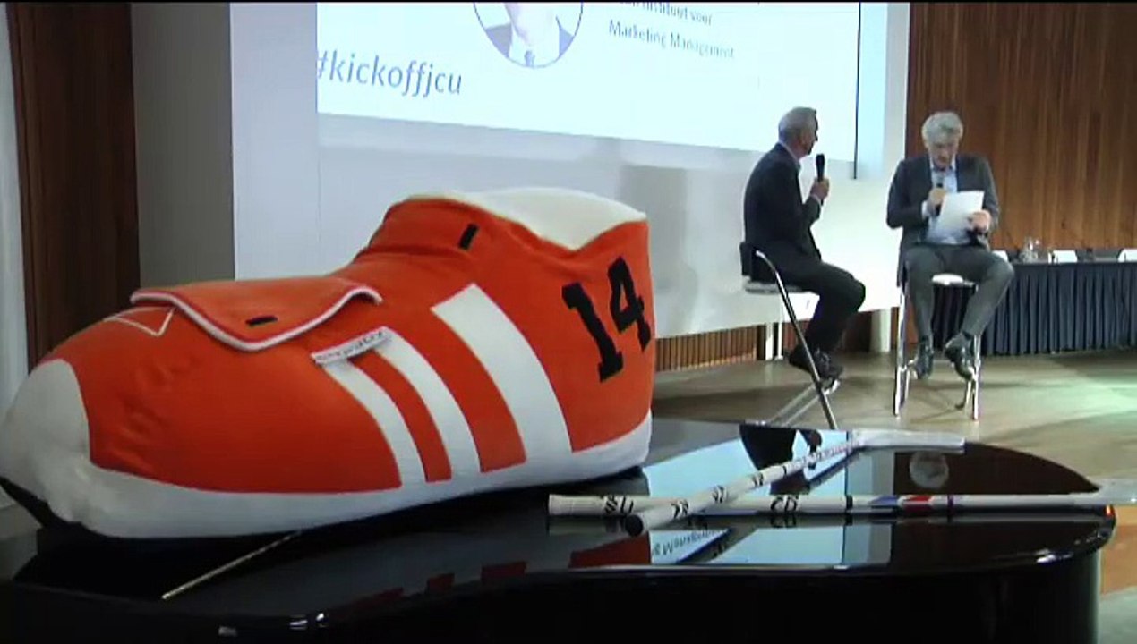 Cruijff doet waar hij goed in is: voetballen en zoenen - RTV Noord