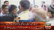Clear Footage Of Overseas Pakistani’s Surrounded Ishaq Dar & Chanted ‘Go Nawaz Go’ In Newyork Mosque