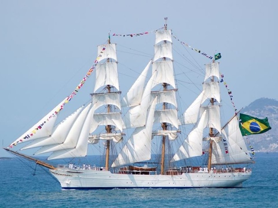 Navio-veleiro Cisne Branco da Marinha do Brasil atraca em Vitória