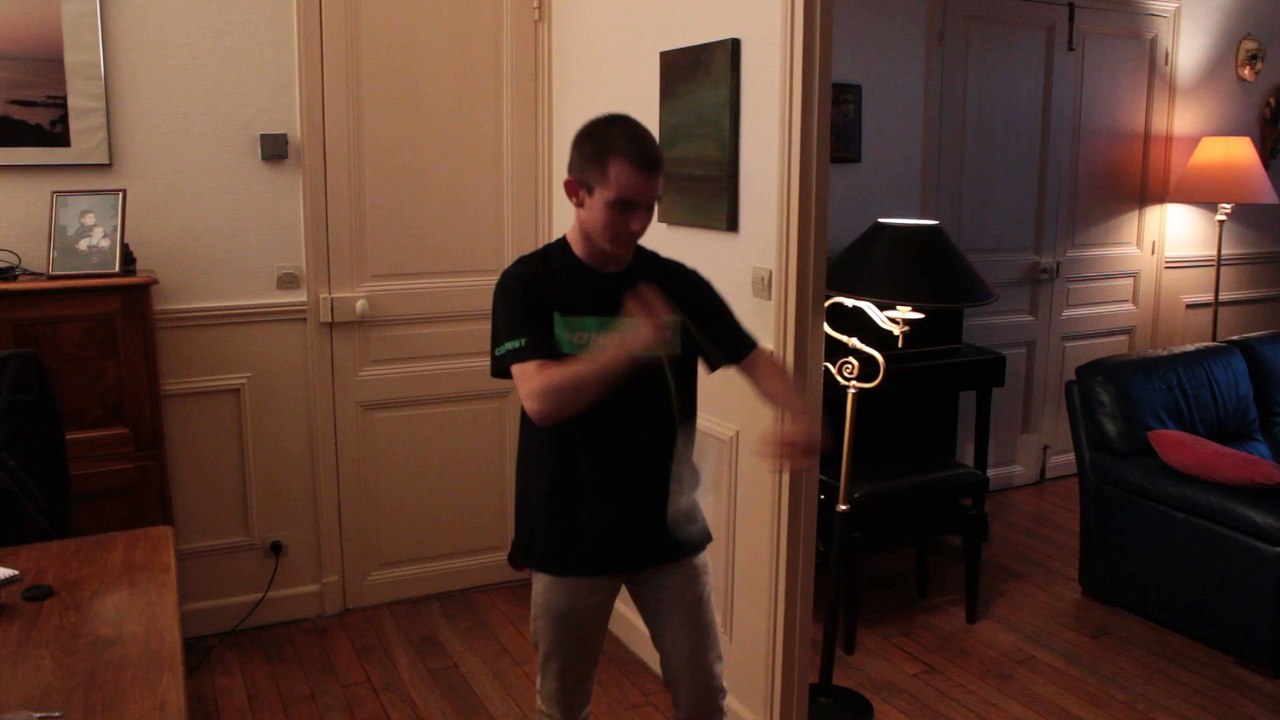 Quentin Godet fait une démo de Yo-Yo pour le JDD