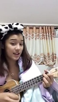 [Hot Girl] Hoàng Yến Chi Bi Chơi Ukulele Cực Hay