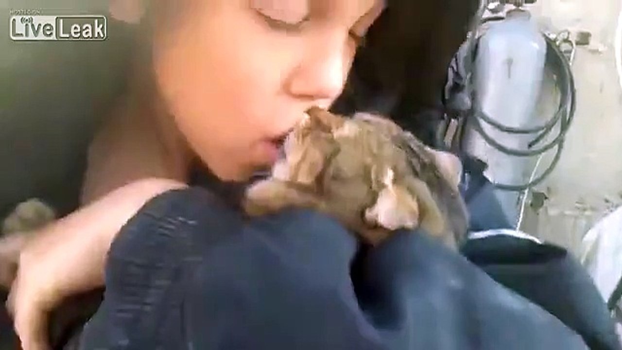 Kid shows how to kiss a pussy