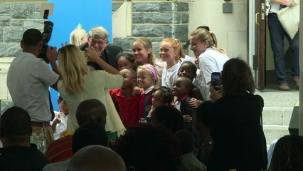 Pope rubs elbows with Washington homeless