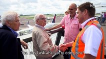 Un grand-père fan d'avion assiste au décollage d'un Airbus A380... Grand moment