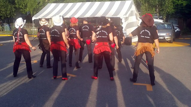 American kids par le Levis Country Line Dance en démo