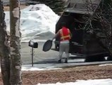 Un éboueur vraiment pas content défonce la poubelle et la boite au lettre d'un habitant