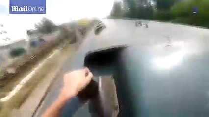 Des ados russes suspendus à un train roulant à 250 km/h