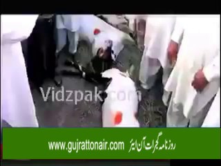 گجرات پولیس گردی بکرے  ریلوے لائن پر چھوڑ دیئے