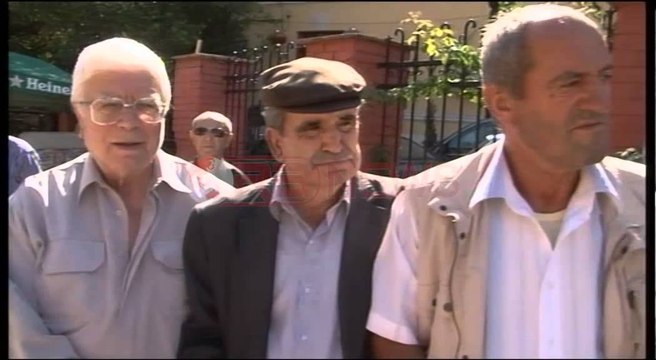 Ish të përndjekurit protestojnë me pranga “Demokraci Po, diktaturë Jo”