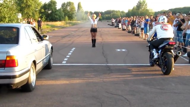 Quand un motard foire complètement son départ face à une BMW E34