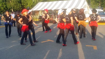 "Big Blue Note" par le Levis Country Line Dance en démo