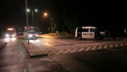 Des demandeurs d'asile arrivent sous les fumigènes en Finlande