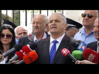 Ish të përndjekurit protestojnë me pranga: “Demokraci Po, diktaturë Jo” - Ora News